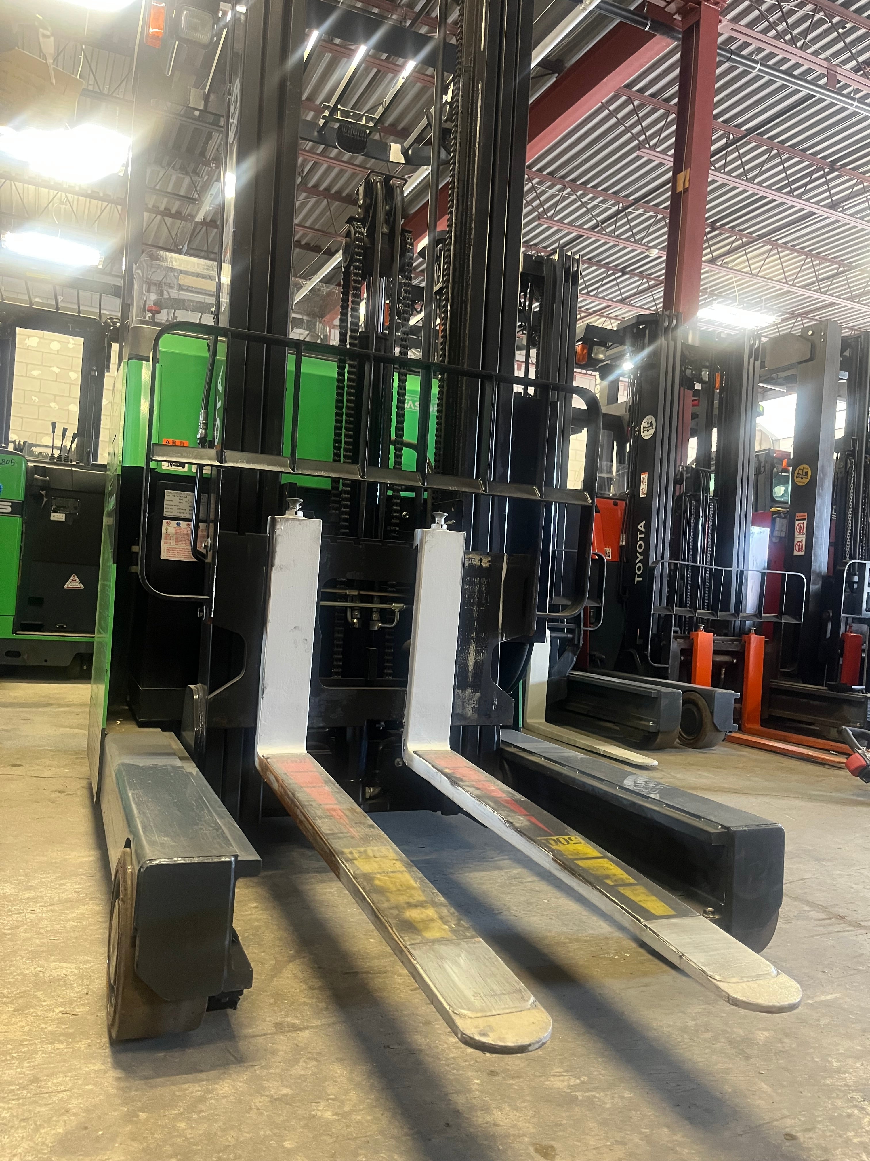 Reach Truck 3000 lbs (#196)